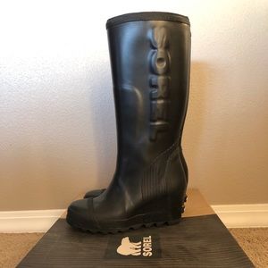 Sorel wedge black matte rain boots